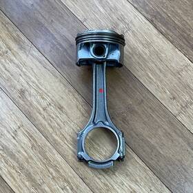 A1760300600 Mercedes-benz 2018 - 2020 C63 W205 4.0l Engine Piston Connecting Rod 51k Mi Oem